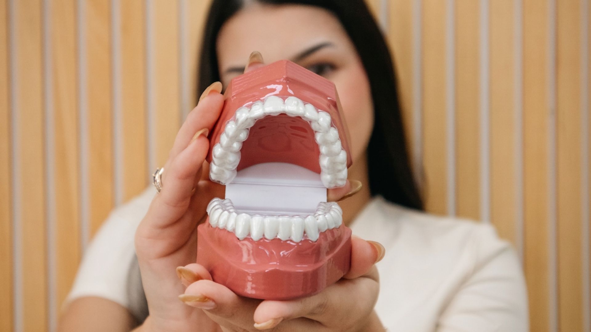 doctora sujeta dentadura de plástico